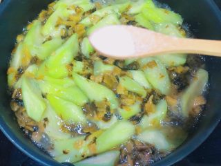 炒丝瓜,最后加入盐，搅拌均匀即可出锅了