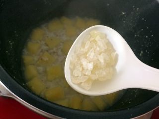 苹果藜麦营养粥,待电高压锅完成任务，可以打开锅盖时，加入适量冰糖
