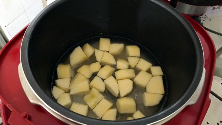 苹果藜麦营养粥,放入电高压锅