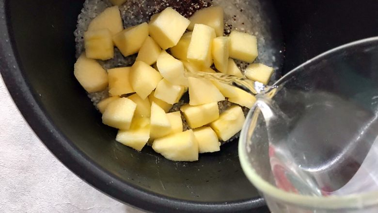 苹果藜麦营养粥,加入适量饮用水