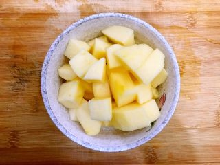 苹果藜麦营养粥,苹果洗净，去皮去核，切成小块