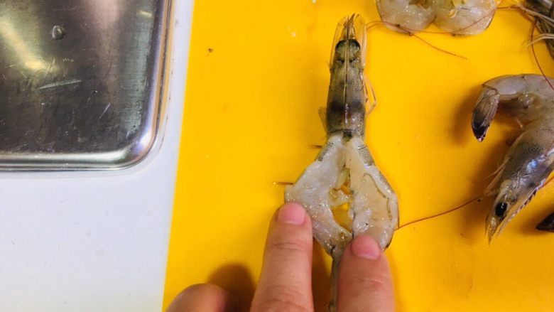 宴席菜-微波炉蒸虾,用剪刀除了尾巴和头其余地方剪开