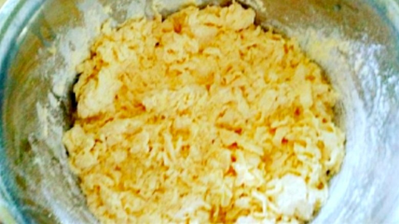 奶香玉米饼,把酵母水倒入面粉里，用筷子搅拌均匀