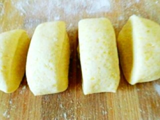 奶香玉米饼,把面团揉成长条，均匀分成大小剂子