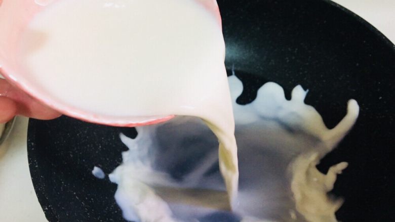 冒充爆浆的紫薯奶冻,锅里放入牛奶，全程小火