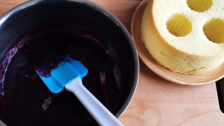 蓝莓爆浆蛋糕,拿出冷却。
