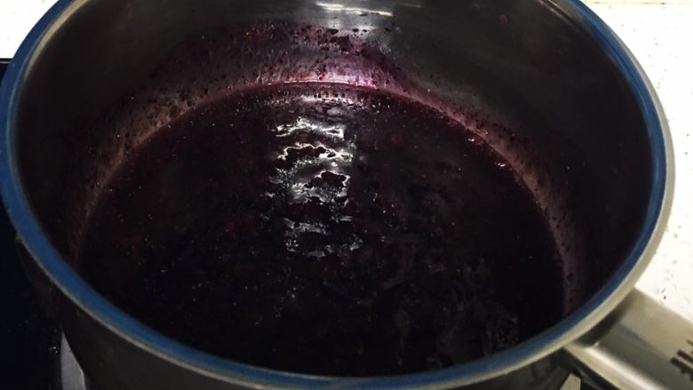 蓝莓爆浆蛋糕,锅放煤气灶上小火煮至浓稠，用硅胶刮刀不断的翻拌。