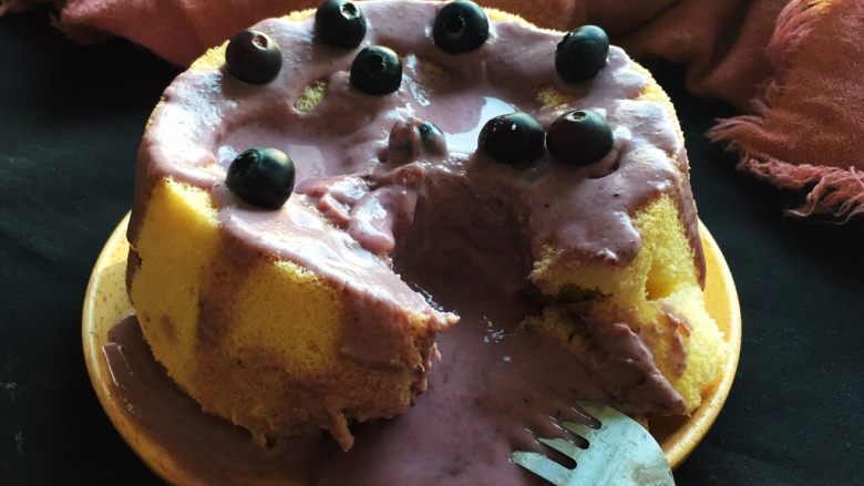 蓝莓爆浆蛋糕,美味可口的蓝莓爆浆蛋糕就完成了。