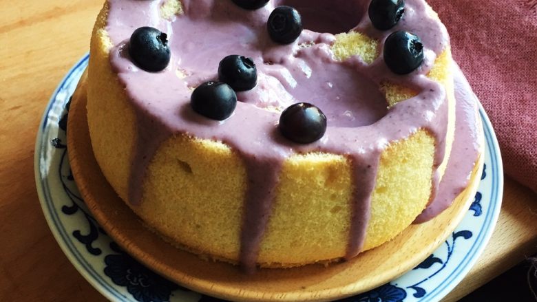 蓝莓爆浆蛋糕,蛋糕表面再作淋面处理。
