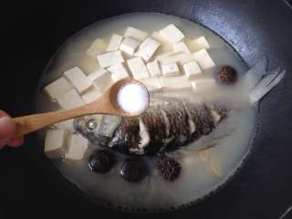 鲫鱼豆腐汤,放入盐和白胡椒粉