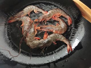 泰式甜辣虾,油锅烧热，大虾分批下锅，定型的同时同时也锁住了虾肉里的水分，吃的时候就不会觉得柴