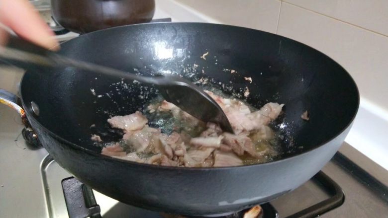 豆角焖面,锅烧热放适量油，在放入五花肉炒出油来，方入葱姜蒜。