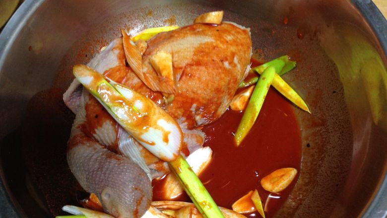 奥尔良蜜汁烤乳鸽,
把乳鸽、葱、姜、蒜放入一个大盆用手搓匀（里外都要搓到)