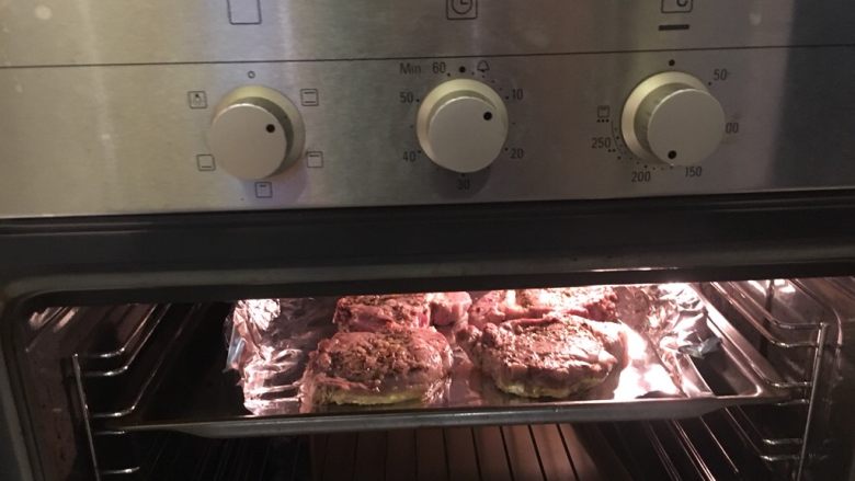 先煎后烤之香草厚切猪排,进烤箱，200度8分钟！
