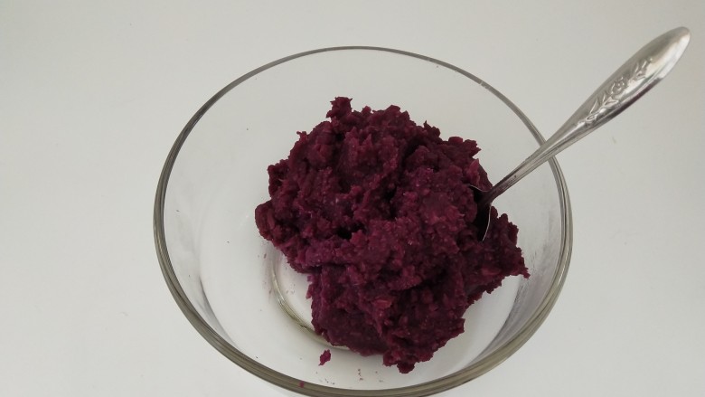 山药紫薯糕,紫薯泥稍微凉一凉备用