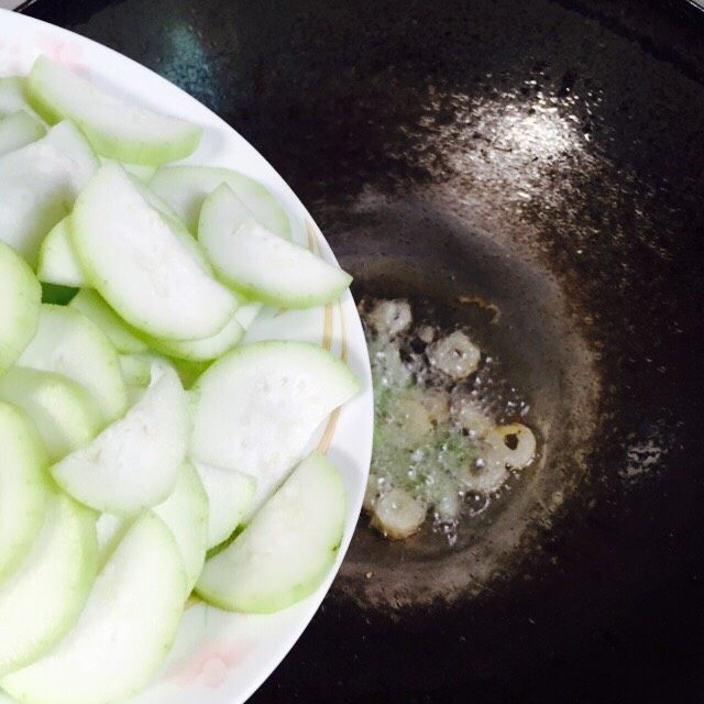 家常菜+蒲瓜炒虾皮,将切好的蒲瓜倒入锅里