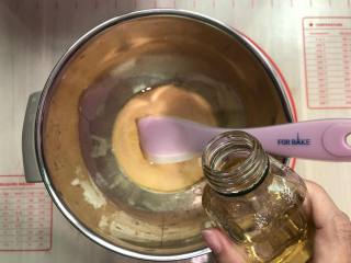 广式奶香月饼,再把花生油加到糖浆之中，继续混合至看不见花生油浮在糖浆上面