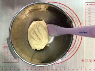 广式奶香月饼,用刮刀按压成团，压成团之后再加入适量的红曲粉，
让月饼更有颜值的就是加了红曲粉，颜色深浅可由自己调配