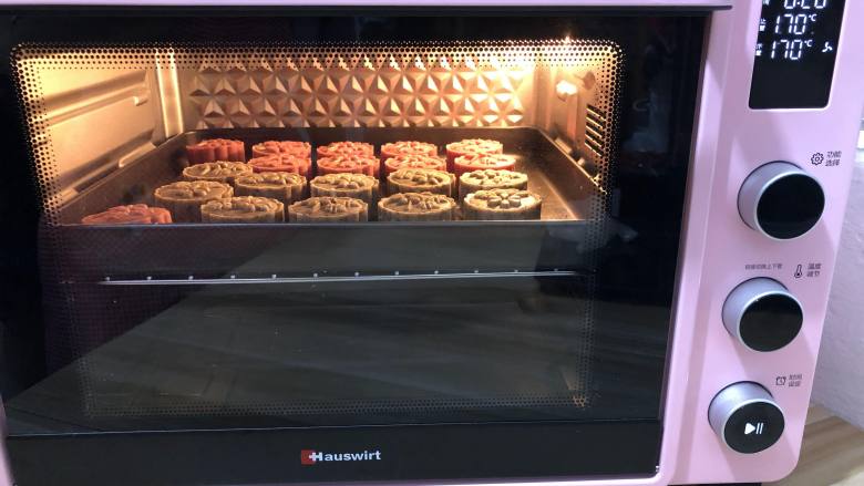 广式奶香月饼,送进预热好的烤箱上下火170度烤20分钟