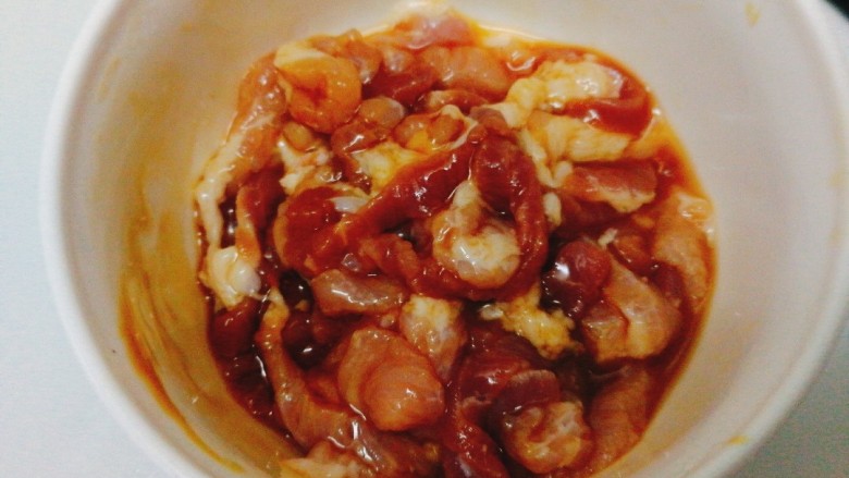 家常菜+芦笋木耳炒肉丝,搅拌均匀腌制5~10分钟