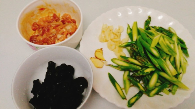 家常菜+芦笋木耳炒肉丝,食材准备好