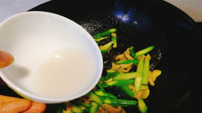 家常菜+芦笋木耳炒肉丝,视汤汁多少淋入水淀粉，