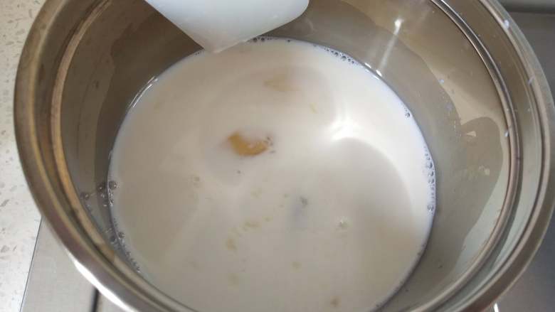 低脂抹茶豆腐挞, 泡软的吉利丁放入牛奶和糖的混合物中，搅拌至吉利丁完全融化
