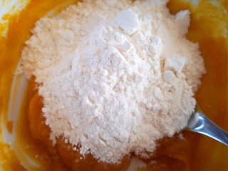 黄玫瑰馒头,加入面粉和白糖