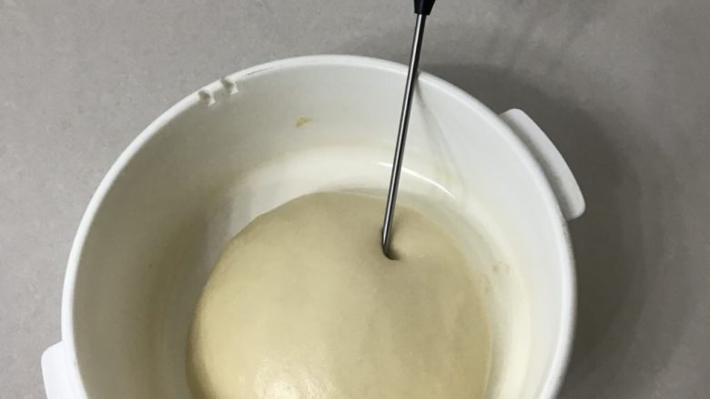 豆沙花朵面包,拿出来整圆放入发酵盒中，揉出来的面团温度有点高，盖上盖放冰箱冷藏十分钟拿出来室温下一发（我这里室温26度）