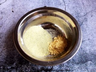 美味早餐 妈妈味道的绿豆煎饼果子,将绿豆粉和小米粉放在盆中。绿豆粉和小米粉的比例是5:1。