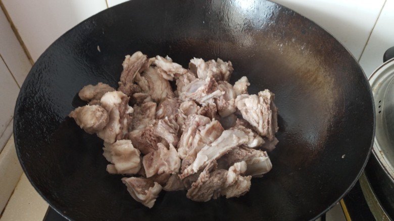 香草醋清炖羊排,放入羊排，把肥肉的油炒出来，这样吃起来不会腻