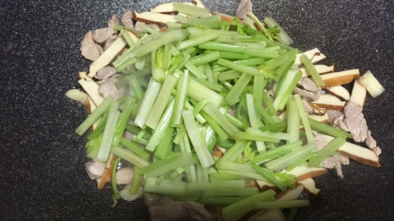 豆干炒肉丝,最后加入芹菜段继续翻炒至熟
