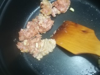 开胃酸豆角肉沫,炒肉，把肉炒碎