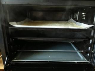 肉松面包卷【汤种法】,放入烤箱进行2次发酵，下层放加了热水的烤盘，发酵到两倍大。或者热水烧开放入盆内，把盆放烤箱下层。