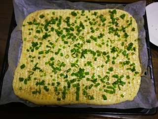 肉松面包卷【汤种法】,刷上蛋液、撒上香葱和芝麻。提前预热烤箱。