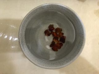 桃胶红枣美颜粥,用清水浸泡12小时以上
我是吃过晚饭泡上的，第二天早上起来制作的