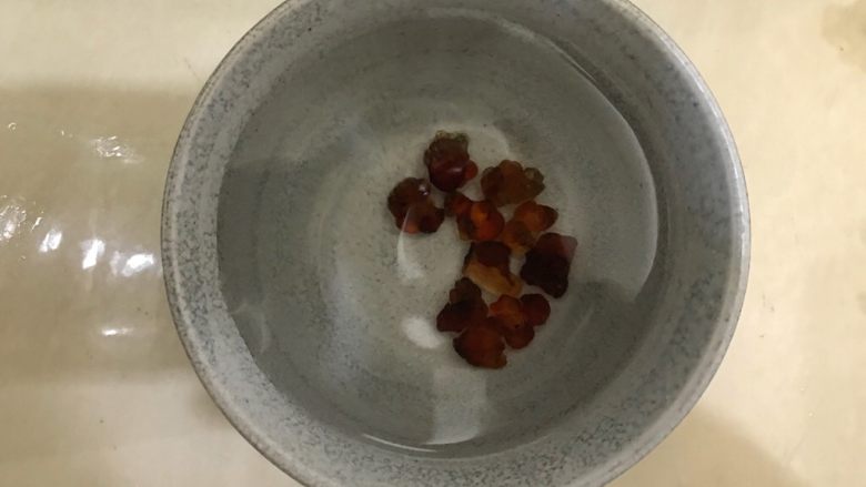 桃胶红枣美颜粥,用清水浸泡12小时以上
我是吃过晚饭泡上的，第二天早上起来制作的
