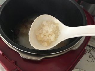 桃胶红枣美颜粥,待电高压锅完成任务，打开锅盖，加适量冰糖