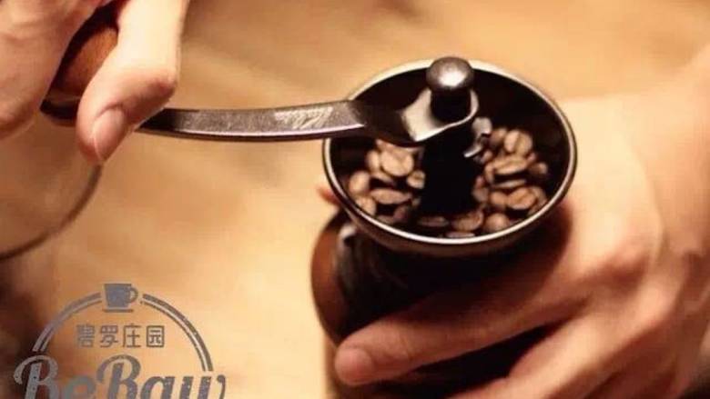 原创 |鲜咖啡拿铁牛奶冰棍,烧水的同时研磨好40克新鲜烘焙的咖啡粉。
