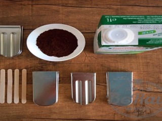 原创 |鲜咖啡拿铁牛奶冰棍,将制作所需要的器具准备好，大家可以根据实际情况调整咖啡萃取的设备。