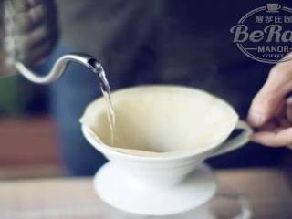 原创 |鲜咖啡拿铁牛奶冰棍,热水冲洗滤纸，既能将滤纸的杂味去除，同时也能对滤杯与分享壶进行温杯。