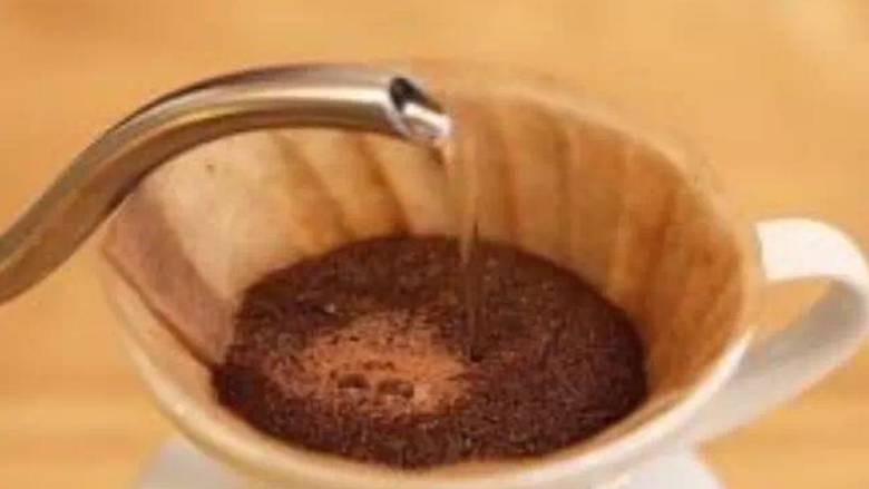 原创 |鲜咖啡拿铁牛奶冰棍,注入90℃大约50ML热水进行闷蒸，缓缓将热水从咖啡粉中心注入，当咖啡粉全部浸润且分享壶开始有咖啡液滴落时停止注水。闷蒸25—30秒，此时咖啡粉向上膨胀并有二氧化碳气体排出，咖啡吸水后继续均匀萃取。