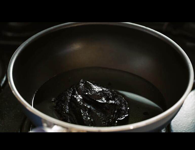 韩式炸酱面,油锅里放入韩式黑豆酱，加热炸香