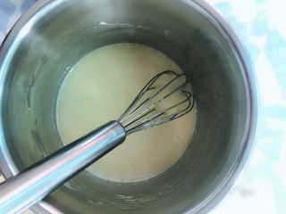 东北大饼干🍪,酵母液体倒入蛋液内充分拌匀。