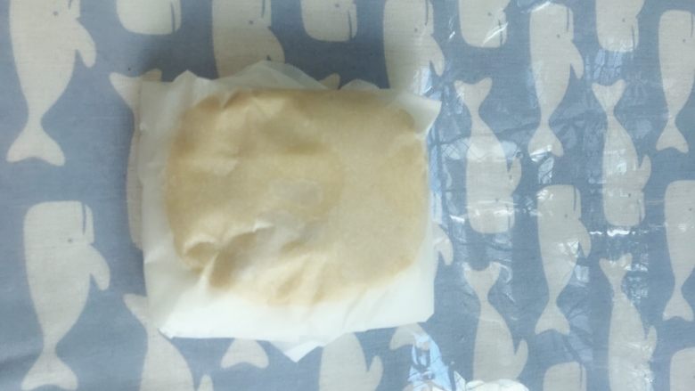 东北大饼干🍪,用烘培纸包严醒发5-10分钟。