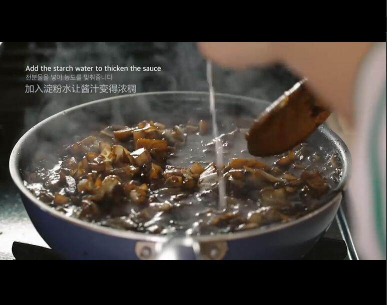 韩式炸酱面,焖煮过程中加入水淀粉勾芡，翻搅