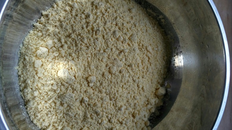 玉米发糕,盆内倒入玉米粉