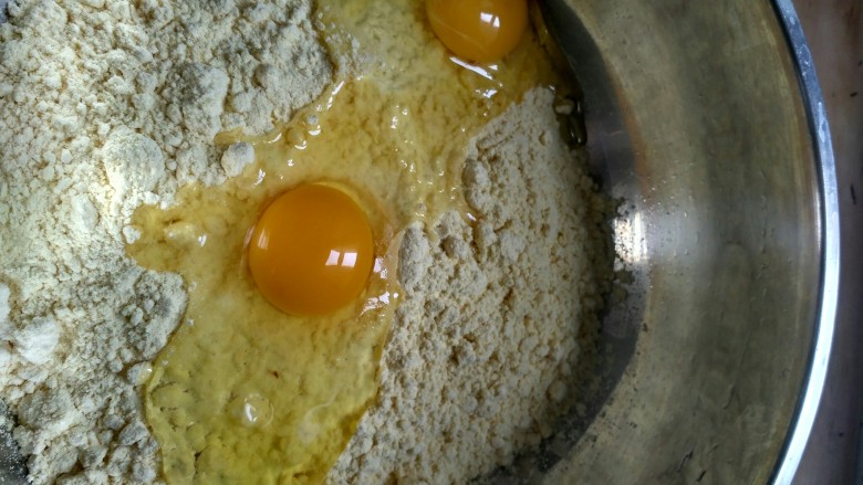 玉米发糕,加入鸡蛋，安琪酵母