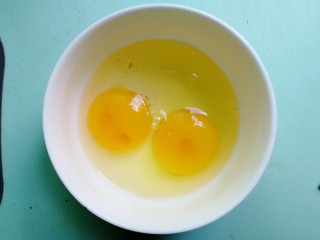 秋葵炒蛋,取一个小碗，打两个鸡蛋进去