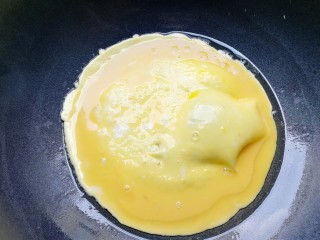 秋葵炒蛋,倒入打散的鸡蛋